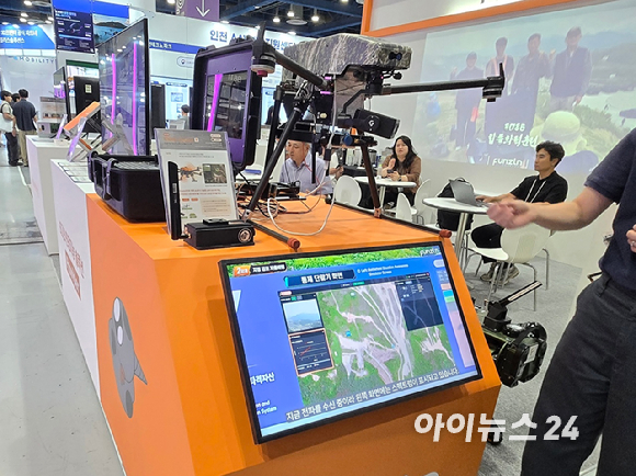 26일 서울 강남구 코엑스 '2026 무인이동체X민군협력엑스포' LIG D&A 부스 전시장에 놓인 사족보행로봇 '비전 60'. [사진=최란]