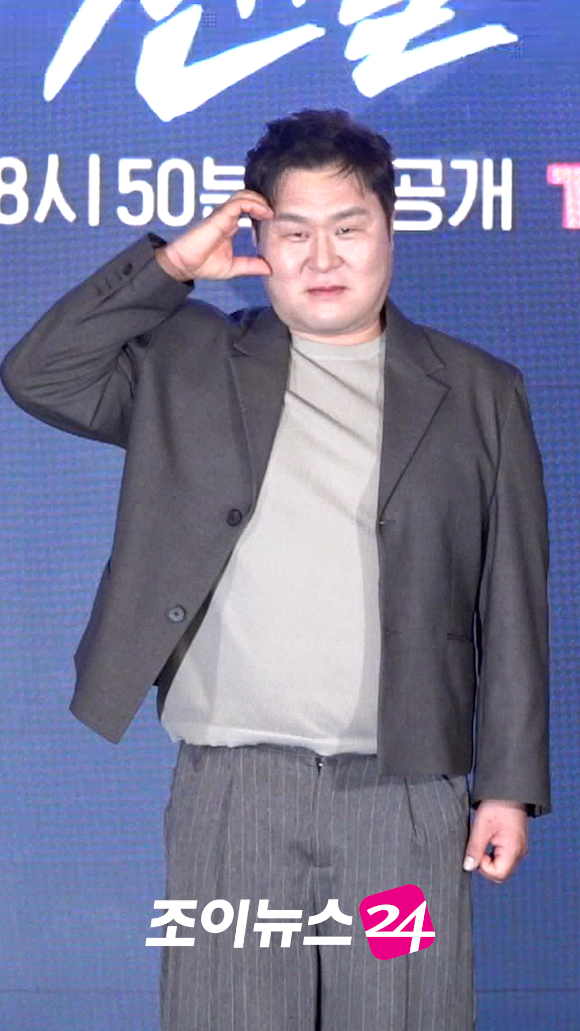 배우 윤경호가 지난 6일 오후 서울 광진구 풀만 앰배서더 서울 이스트폴에서 열린 티빙 오리지널 '취사병 전설이 되다' 제작발표회에 참석해 포즈를 취하고 있다. [사진=문수지 기자]