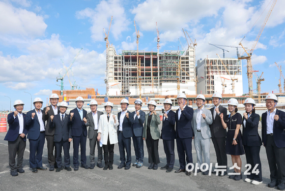 한병도 더불어민주당 3대 메가프로젝트 지원 특별위원회 위원장이 곽노정 SK하이닉스 CEO, 특위 위원들과 11일 경기도 용인시 처인구 원삼면 일대에 건설중인 반도체 팹을 둘러보고 있다. [사진=국회사진기자단 ]
