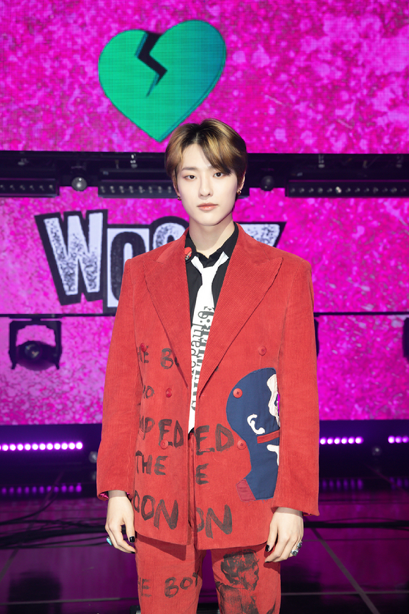 가수 우즈(조승연)가 4일 네번째 미니앨범 'COLORFUL TRAUMA'(컬러풀 트라우마) 발매 기념 온라인 쇼케이스에서 포즈를 취하고 있다. [사진=위에화엔터테인먼트]