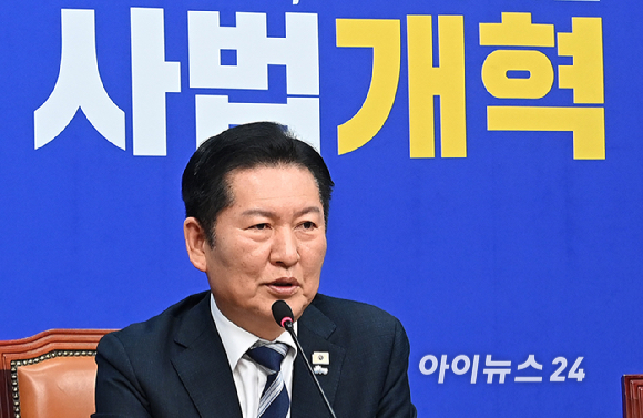 정청래 더불어민주당 대표가 17일 서울 여의도 국회에서 열린 검찰개혁 관련 당 대표 긴급 기자회견에서 발언하고 있다. [사진=곽영래 기자]