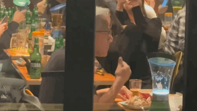 젠슨 황 엔비디아 CEO, 이재용 삼성전자 회장이 치킨을 먹는 모습 [사진=권서아 기자]