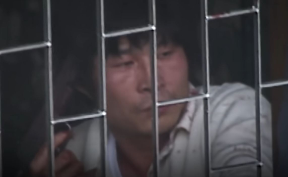 지난 1988년 10월 16일. 지강헌이 서울시 서대문구 북가좌동 고모 씨 집에서 인질극을 벌이고 있는 모습. [사진=유튜브 '엠빅뉴스' 캡처]
