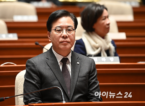 송언석 국민의힘 원내대표가 22일 서울 여의도 국회에서 열린 긴급 의원총회에 참석하고 있다. [사진=곽영래 기자]