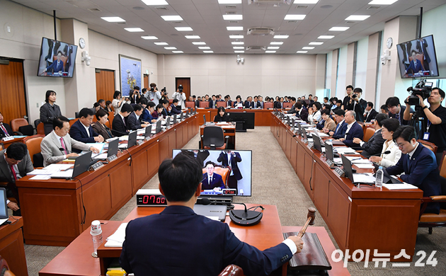 김정관 산업통상부 장관이 6일 서울 여의도 국회에서 열린 산업통상자원중소벤처기업위원회 국정감사에서 의원 질의에 답변하고 있다. [사진=곽영래 기자]