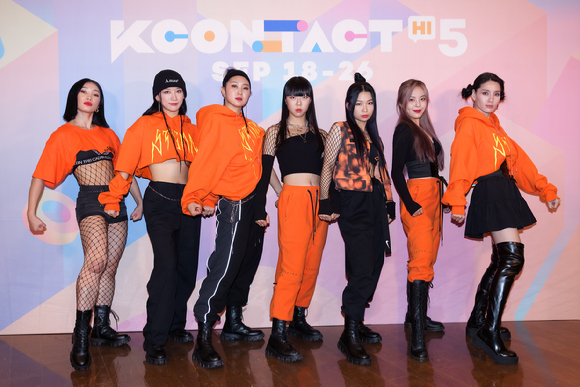 '케이콘택트(KCON:TACT)'의 다섯 번째 시즌 '케이콘택트 하이 파이브'가 지난 25일 열렸다. '스트릿우먼파이터'에 출연하는 댄스팀 프라우드먼이 참석해 포토타임을 갖고 있다. [사진=Mnet]