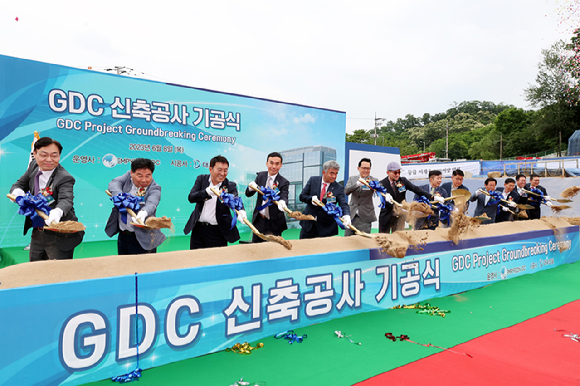 지난 8일 GDC(강남데이터센터) 신축공사 기공식 참석자들이 시삽을 하고 있다. [사진=대우건설]