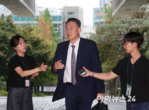 김명수 전 합동참모본부 의장이 1일 서울 서초구 서울중앙지방법원에서 열린 '내란중요임무종사 등 혐의' 1차 공판에 출석하고 있다. [사진=곽영래 기자]