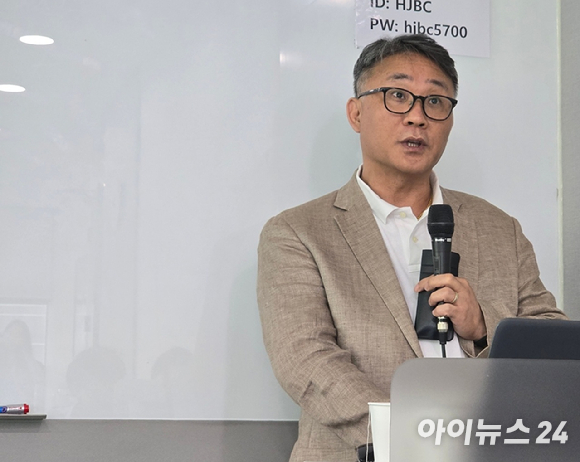 11일 고민수 강릉원주대 법학과 교수가 한국방송협회 주최로 열린 'OTT시대의 스포츠 중계와 보편적 시청권' 세미나에서 발표하고 있다. [사진=안세준 기자]