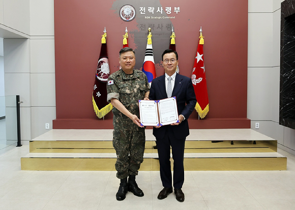 신익현 LIG D&A 대표이사(오른쪽)와 박재열 전략사령관이 체결식에서 기념촬영을 하고 있다. [사진=LIG D&A]