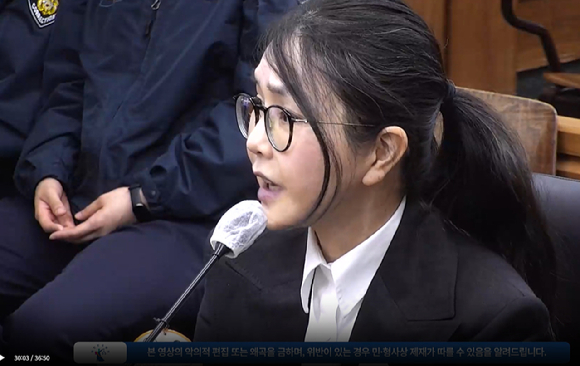 김건희씨가 박성재 전 법무부 장관의 내란 중요임무 종사 혐의 사건의 속행 공판에 증인으로 출석해 증언하고 있다. 2026.4.13 [사진=연합뉴스]