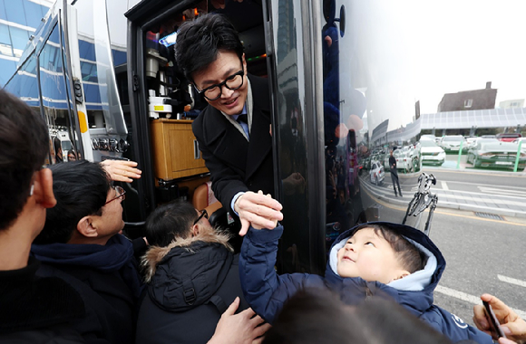 한동훈 국민의힘 비상대책위원장이 2일 오전 대전 동구 대전역에 도착, 버스로 이동하기 전 한 어린이와 인사하고 있다. 2024.01.02. [사진=뉴시스]