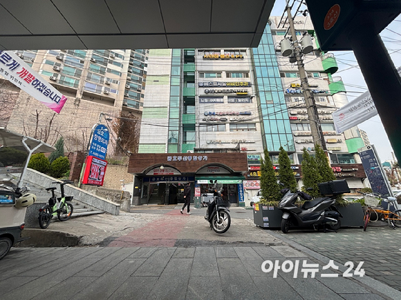 금호역 1번출구를 나오자마자 보이는 금호두산종합상가를 통하면 '금호두산 아파트'로 바로 들어갈 수 있다. 단지 상가내에는 홈플러스 익스프레스&middot;카페&middot;미용실&middot;실내 골프장 등 다양한 시설이 밀집해있다. 2026.04.01. [사진=김민지 기자]