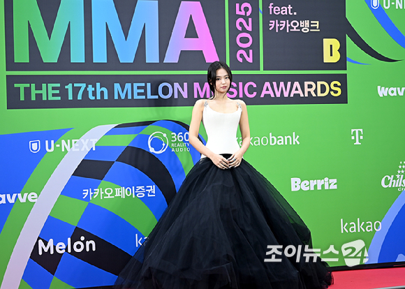 가수 제니가 20일 서울 구로구 고척돔에서 열린 '2025 멜론뮤직어워드(MMA2025)' 레드카펫에서 포즈를 취하고 있다.