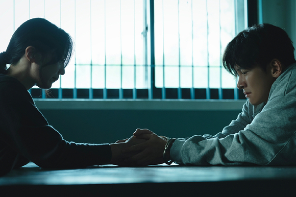 배우 지창욱이 디즈니+ 시리즈 '조각도시'에서 열연하고 있다. [사진=월트디즈니 컴퍼니 코리아]