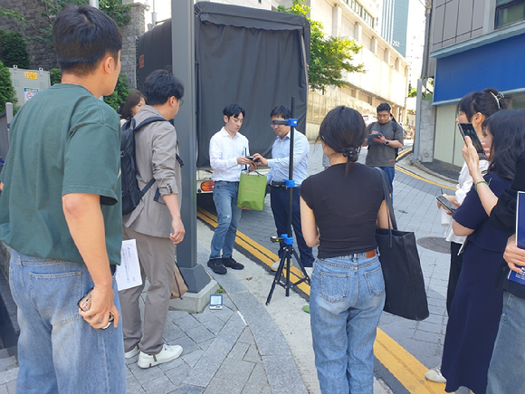 전자파 시민참여단이 전자파 측정 현장에 참여하고 있는 모습. [사진=KCA]