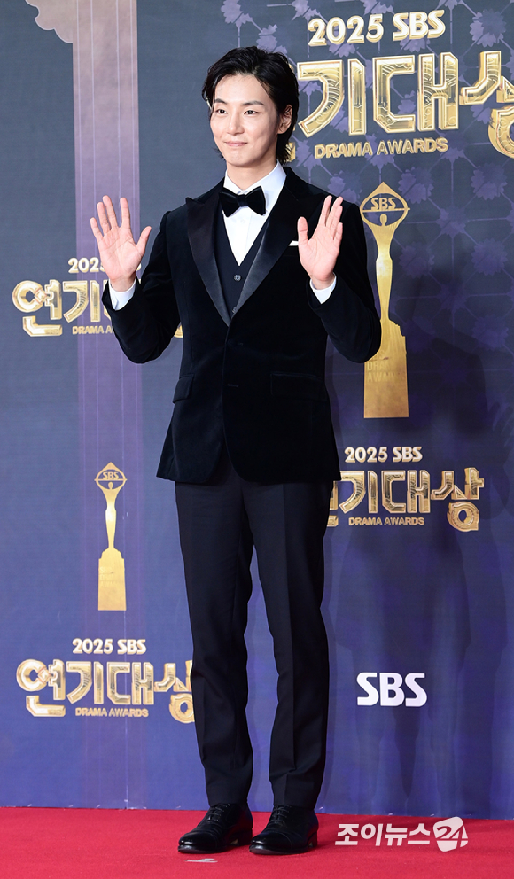 '모범택시3' 배우 윤시윤이 31일 오후 서울 마포구 상암동 SBS 프리즘타워에서 열린&nbsp;2025 SBS 연기대상&nbsp;레드카펫 행사에 참석하고 있다. [사진=정소희 기자]