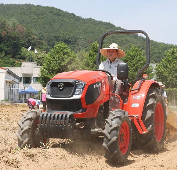  14일 박완수 경상남도지사가 김해시 생림면 한 농가를 찾아 감자 수확 현장에서 트랙터를 직접 운전하고 있다. [사진=경상남도] 