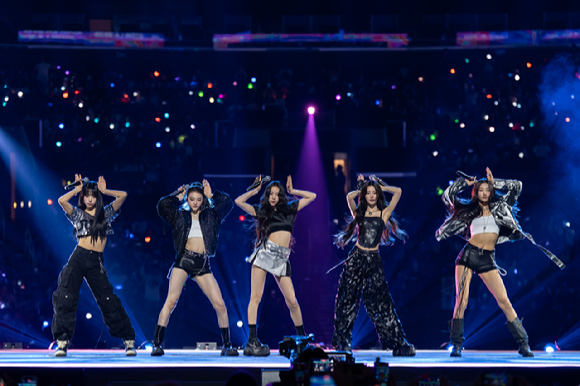 그룹 미야오가 지난 1일(현지시간)부터 3일까지 미국 로스앤젤레스 크립토닷컴 아레나에서 열린 K-팝 팬&아티스트 페스티벌 '케이콘 엘에이 2025(KCON LA 2025)' 무대에서 열띤 공연을 펼치고 있다. [사진=CJ ENM]