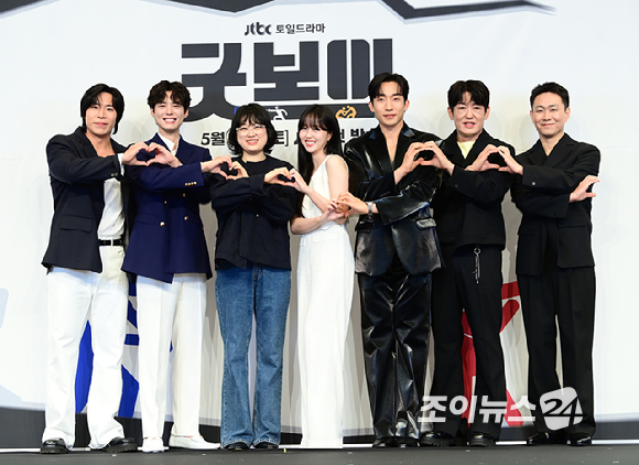 (왼쪽부터)태원석-박보검-심나연 감독-김소현-이상이-허성태-오정세가 29일 오후 서울 구로구 신도림동 더 링크 서울 트리뷰트 포트폴리오 호텔에서 열린 JTBC 토일 드라마 '굿보이' 제작발표회에 참석하고 있다. [사진=정소희 기자]