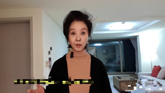 배우 김부선이 지난 8일 유튜브 채널 '김부선TV'에서 라이브 방송을 진행하고 있다. 사진은 화면 캡처. [사진=김부선TV]