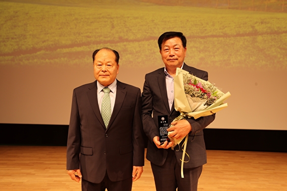 오세환 고창군의원이 고창 어린이집연합회로부터 감사패를 받았다. [사진=고창군의회 ]