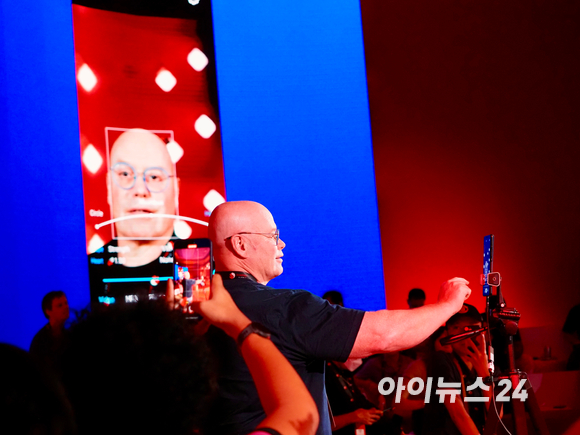 15일(현지시간) 퀄컴은 올로왈루에서 스냅드래곤 사이트 데모 부스를 마련했다. 배경 속에서 빛나는 하트모양을 살펴볼 수 있다 [사진=김문기 기자]