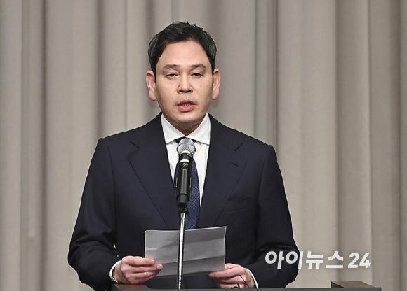 정용진 신세계그룹 회장이 26일 서울 강남구 조선팰리스 호텔에서 스타벅스 5.18 '탱크데이' 마케팅 관련 대국민 사과를 하고 있다. [사진=곽영래 기자]