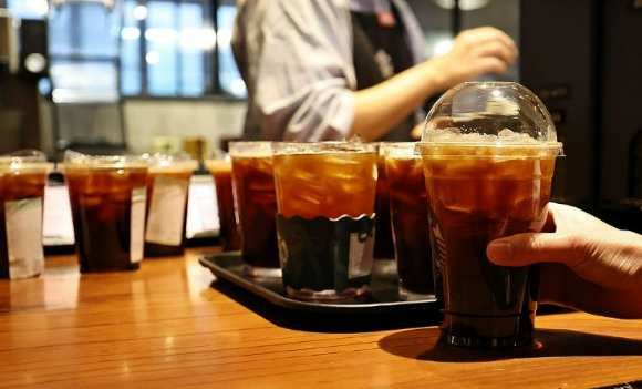 서울 도봉구의 한 카페에 커피 가격 인상을 예고하는 안내문이 붙어 있다. [사진=구서윤 기자]