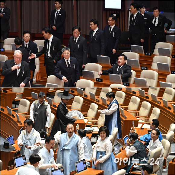 1일 오후 서울 여의도 국회에서 열린 제429회 국회(정기회) 개회식에서 국민의례를 하고 있다. 국민의힘 의원들의 검은 옷과 더불어민주당 의원 등의 한복이 대비되고 있다. [사진=곽영래 기자]
