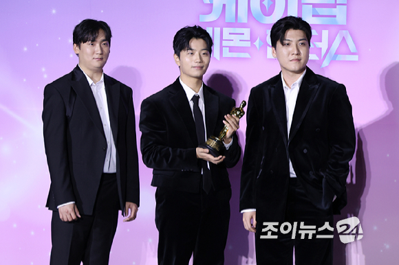 더블랙레이블 프로듀서 IDO(남희동, 이유한, 곽중규)가 1일 오후 서울 용산구 CGV 용산아이파크몰점에서 열린 넷플릭스 영화 '케이팝 데몬 헌터스' 제98회 아카데미 수상 기념 기자간담회에 참석해 포즈를 취하고 있다. [사진=문수지 기자]