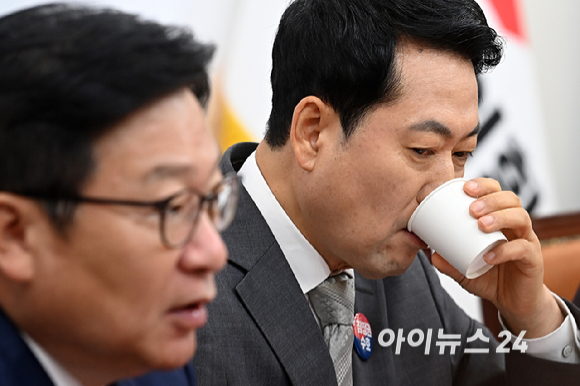 장동혁 국민의힘 당대표가 13일 서울 여의도 국회에서 열린 최고위원회의에서 물을 마시고 있다. [사진=곽영래 기자]