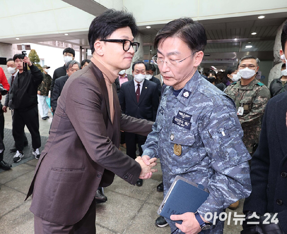 한동훈 국민의힘 비상대책위원장이 15일 오후 대전시 유성구 국군대전병원을 방문해 이국종 병원장과 인사를 나누고 있다. [사진=국회사진취재단]