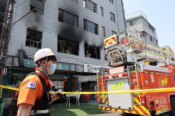 3일 원인불명의 화재가 발생한 서울 중구 신당동의 한 봉제공장이 위치한 건물이 불에 그을려있다. 2025.6.3 [사진=연합뉴스]