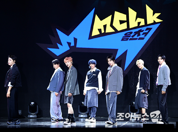 그룹 넥스지가 27일 오후 서울 용산구 한남동 블루스퀘어에서 열린 넥스지(NEXZ) 두 번째 싱글 앨범 'Mmchk(음츠크)' 발매 기념 쇼케이스에 참석해 타이틀곡 '음츠크' 무대를 선보이고 있다. [사진=정소희 기자]