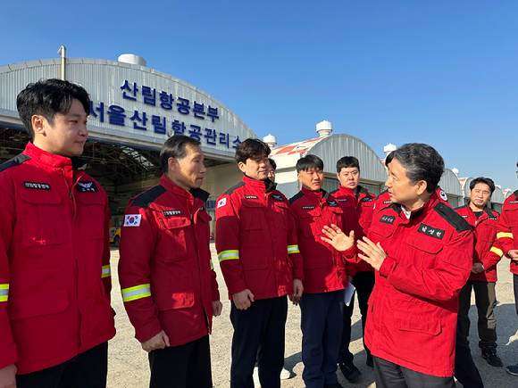 남성현 산림청장이 16일 서울산림항공관리소를 방문하여 산불 대응 태세를 점검하고 직원들을 격려하고 있다. [사진=산림청]