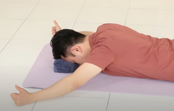 여자들에게 승모근은 사랑받지 못한다. '조금이라도 커지면 어쩌나'하는 불안감 때문에 운동은커녕 없애기 급급하다. 사진은 승모근에 침을 맡는 모습. [사진=픽셀스]