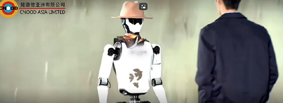 중국 기업 '씨누드 아시아'가 개발한 휴머노이드 로봇이 런웨이에서 사람과 나란히 걷고 있다. [사진=이본 왕 링크드인 계정]