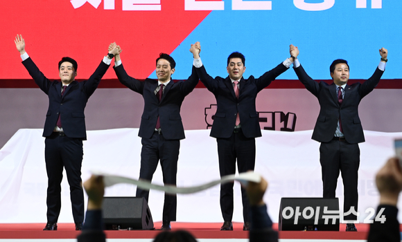 김정식, 이기인, 김가람, 장예찬(왼쪽부터) 국민의힘 청년최고위원 후보가 2일 오후 경기도 고양체육관에서 열린 국민의힘 제3차 전당대회 서울&middot;인천&middot;경기 합동연설회에서 기념촬영을 하고 있다. [사진=김성진 기자]