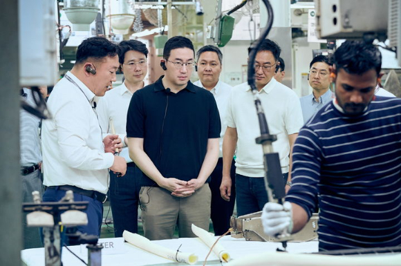 구광모 LG그룹 회장이 인도 뉴델리에 위치한 LG전자 노이다 생산공장을 찾아 에어컨 생산과정을 살펴보고 있다. [사진=LG]