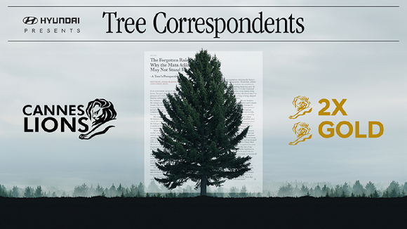 (왼쪽부터)김정아 이노션 최고 크리에이티브 책임자(CCO) 부사장, 지성원 현대자동차 브랜드마케팅본부장 전무, 이용우 이노션 대표이사가 국제 광고제 '칸 라이언즈(Cannes Lions) 2025'에서 단편 영화 '밤낚시'로 엔터테인먼트(Entertainment) 부문 그랑프리(Grand prix)를 수상한 후 기념촬영하고 있다. [사진=현대자동차]