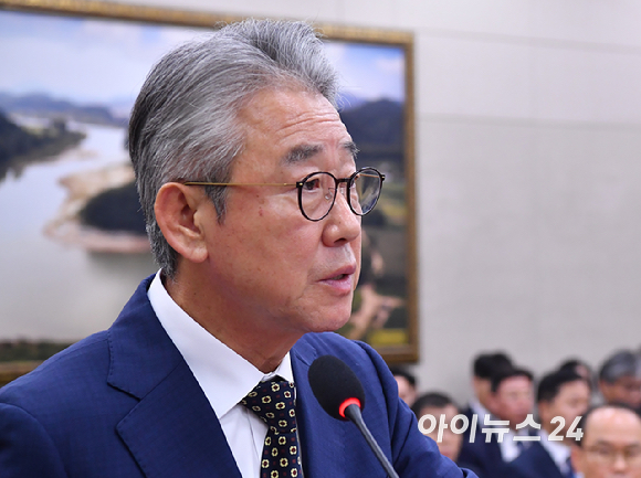 강호동 농협중앙회장이 16일 서울 여의도 국회 농림축산식품해양수산위원회 국정감사에 출석해 업무보고를 하고 있다. [사진=곽영래 기자]