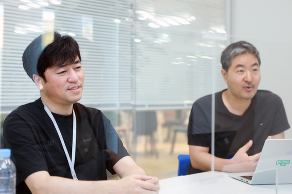 지난 2일 네이버 '1784'에 있는 '네이버 D2SF @분당'에서 진행되는 인터뷰의 모습. 좌측부터 노순보 버추얼플로우 대표, 양상환 네이버 D2SF 리더. [사진=네이버]