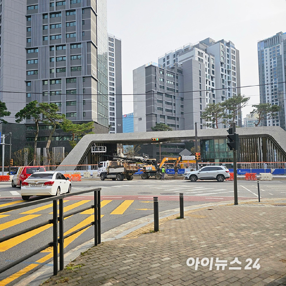 서울 송파구 신천동의 잠실래미안아이파크에서 현대산업개발 구간 공사가 진행 중이다. 2025.10.30 [사진=이효정 기자 ]