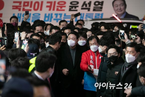 공식 선거운동 마지막 날인 8일 저녁 윤석열 국민의힘 대선후보가 이준석 당대표와 함께 서울 건대입구를 찾아 시민들에게 거리인사를 건네고 있다. [사진=국회사진취재단]