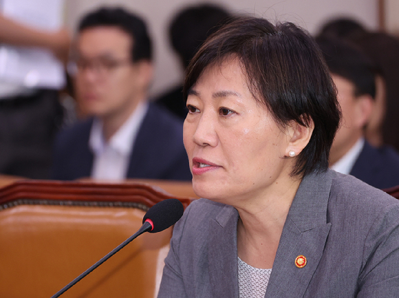 1일 서울 여의도 국회에서 열린 법제사법위원회 전체회의에서 송미령 농림축산식품부 장관이 의원 질의에 답하고 있다. [사진=연합뉴스]