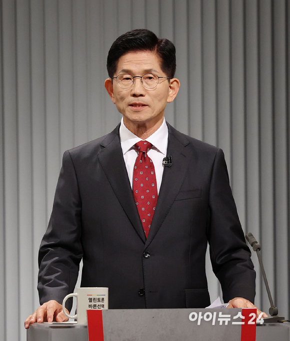 김문수 국민의힘 대선 후보가 23일 서울 영등포구 KBS본관 스튜디오에서 열린 중앙선거방송토론위원회 주관 제21대 대통령선거 2차 후보자토론회에서 발언하고 있다. [사진=국회사진기자단]