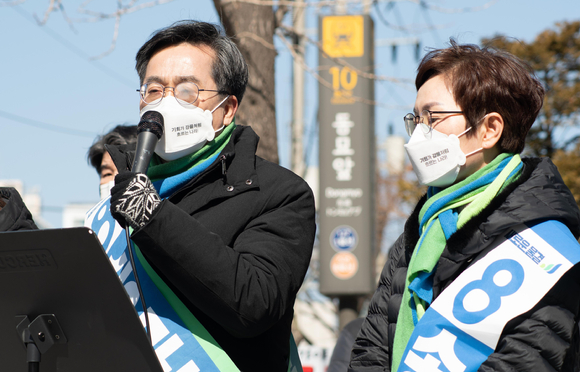 새로운물결 김동연 후보가 23일 서울 종로를 찾아 송문희 후보와 합동유세를 진행하며 종로 보궐선거에 새로운물결 후보로 출마한 송문희 후보의 지지를 호소하고 있다. [사진=새로운물결]