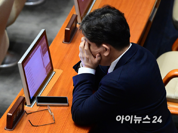 권성동 국민의힘 원내대표가 13일 오후 서울 여의도 국회 본회의장에서 열린 제422회 국회(임시회) 제5차 본회의 경제 분야 대정부 질문에서 얼굴을 감싸고 자리에 앉아 있다. [사진=정소희 기자]