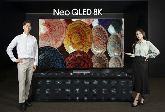삼성전자 모델이 서울 서초동에 위치한 삼성전자 홍보관 딜라이트에서 2022년형 네오 QLED 8K 제품을 선보이고 있다. [사진=삼성전자]